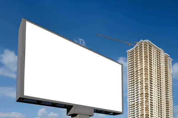 Большой Информационный Дисплей Рекламы Улице Городе Фоне Строительства Небоскреба Красивого — стоковое фото