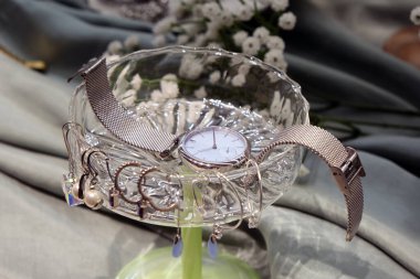 Rustaveli Caddesi 'ndeki Time mağazasının vitrininde sergilenen ünlü Baldi markasının yeni kadın saat koleksiyonunun yakın çekimi: Tiflis, Gürcistan - 5 Ekim 2023.