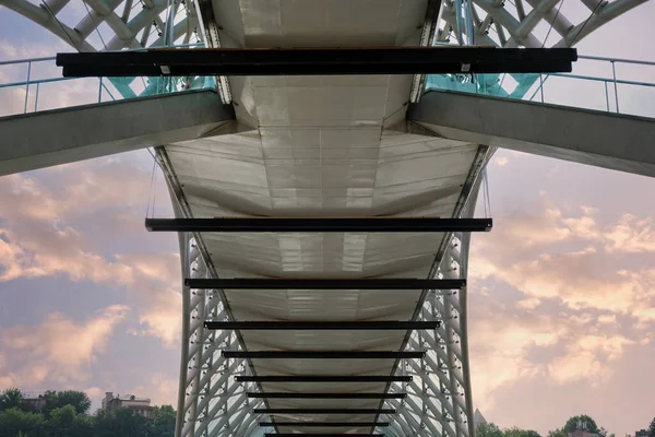 Oprava Restaurování Pěšího Mostu Přes Řeku Ocelové Nosníky Podpírají Most — Stock fotografie