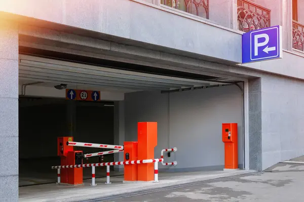 商业中心或商业大楼中通往地下停车场的入口 — 图库照片