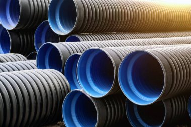 Su temini için bir sürü büyük plastik boruların yakın plan çekimi. Şehirdeki boru hattı ve kanalizasyonun yeniden inşası.