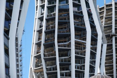 İlginç bir tasarıma sahip yeni bir yerleşim yeri inşa etmek için yakın plan..