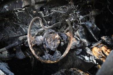 Yanmış yolcu vagonunun iç kısmının yakın çekimi. Yangından sonra araba hasar görmüş..