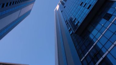 Alt manzara. Gökyüzüne karşı birkaç güzel modern ofis gökdelenleri. Dış yapı, iş, inşaat endüstrisi. Resim döndürmesi.