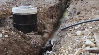 Şehrin su tedarik sisteminde bir kaza. Siper suyla dolu, boruların ve iletişimin değiştirilmesi.