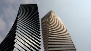 İki modern ofis yüksek binasının yan yana güzel geometrik arka planı.