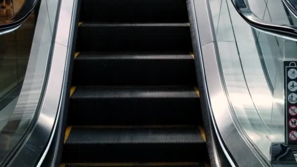 Yolcular Veya Alışveriş Merkezindeki Müşteriler Için Yürüyen Merdivene Yakın Çekim — Stok video