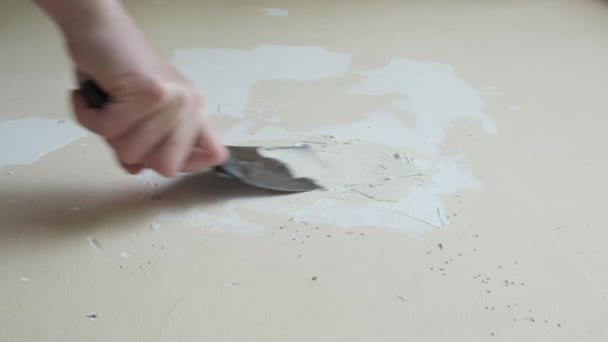 Ein Mann Verputzt Mit Einer Handkelle Eine Beschädigte Wand Einem — Stockvideo