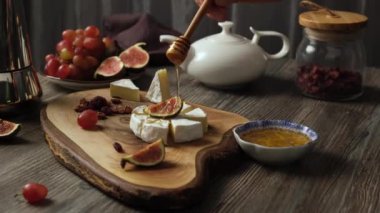 Camembert peyniri ve meyveden yapılmış tatlı. Dilimlenmiş incir, üzüm, fındık ve bal.