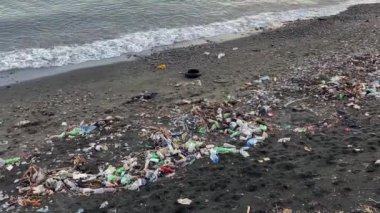 Deniz kıyısındaki plastik şişelerden büyük bir çöp yığını. Ekoloji ve atık imhası sorunları.
