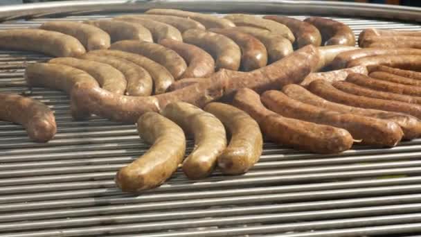 Fleischwürste Werden Für Hot Dogs Auf Dem Offenen Grill Gebraten — Stockvideo