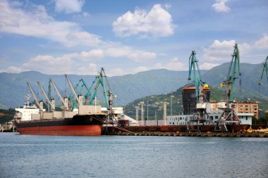 Limandaki büyük, kuru bir kargo gemisinden bir miktar tahıl indiriyorum. Dünya pazarlarında ulaşım ve lojistik.