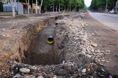 Şehirdeki su tedarik sisteminin yerini alacak kamu hizmetleri. Boruların ve haberleşmelerin değiştirildiği siper.
