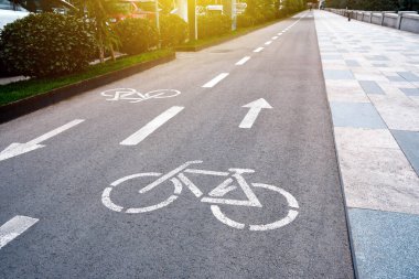 Şehrin caddesinde bisiklet yolu. Sağlık ve Ekoloji Altyapısı.