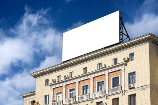 Большой Рекламный Щит Крыше Исторического Здания Фоне Красивого Неба Облаками — стоковое фото