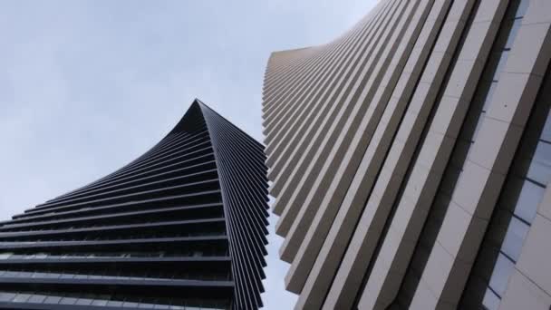 Spodní Pohled Dvě Moderní Kancelářské Budovy Proti Obloze Exteriér Budovy — Stock video