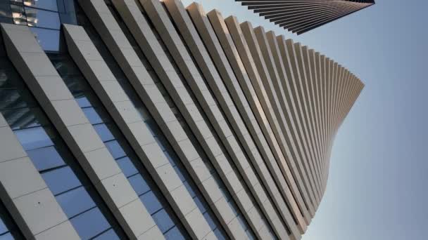 Close Belo Fundo Geométrico Dois Edifícios Modernos Arranha Céus Lado — Vídeo de Stock
