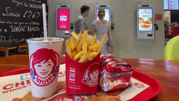 Egy Közeli Kép Sült Krumpliról Italról Hamburgerről Tálcán Wendys Gyorsétteremben — Stock videók