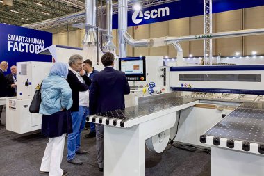 Bir mühendis WoodTech 2023 Woodworking Machinery Expo, Tuyap: İstanbul, Türkiye - 20 Ekim 2023.