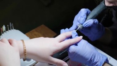 Manikür ustası manikürcüde çalışıyor. Makine işleme kesicisi.