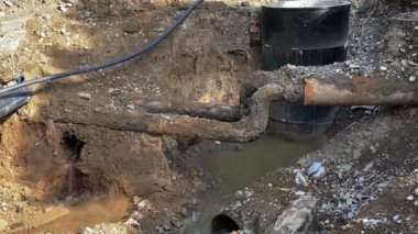 Şehrin su tedarik sisteminde bir kaza. Paslı boruların ve iletişimin değiştirilmesi.