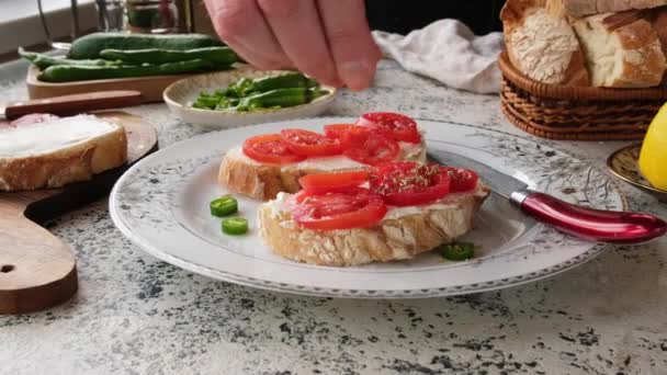 Mannelijke Kok Bestrooid Kruiden Bruschetta Met Verse Tomaten Close Van — Stockvideo