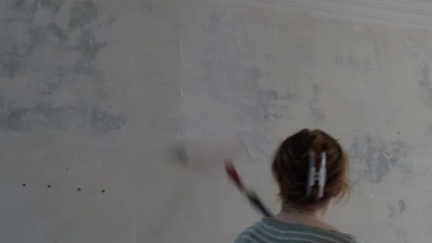 Mladá Žena Opravář Malovat Stěnu Bílou Barvou Pomocí Válce Oprava — Stock video