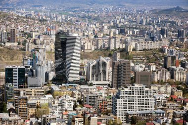 Güzel gökdelenleri olan büyük, modern bir şehrin havadan görünüşü. Kentsel yapı altyapısının geliştirilmesi.