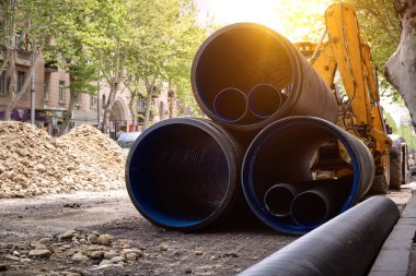 Şehrin sokaklarında büyük plastik borular su tedarik etmek için kullanılıyor. Metropolün altyapısını iyileştirmek için yapılan hizmetler.