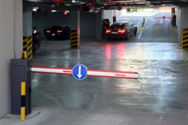 Otomatik bariyer otoparkın girişinde. Konut binasında ya da alışveriş merkezinde boş bir yeraltı otoparkının içinde..