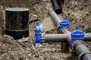 Şehirdeki su şebekesi ve kapama vanası için yeni boru hattı. Metropolis 'teki su ve kanalizasyon altyapısının yeniden inşası.