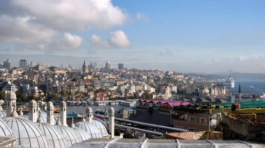 Deniz limanı olan güzel bir tarihi şehrin panoramik görüntüsü..