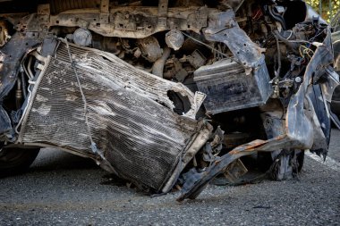 Arabanın önündeki kazadan sonra hasarlı bir yere yakın çekim yap. Yol güvenliği kavramı.