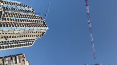 Yeni bir modern konut kompleksi inşaatı. Güzel bir gökyüzüne karşı birkaç gökdelenli bina..