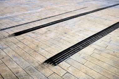 Yolda yakın plan lastik lastik izleri var. Şehir arabaları ve motosikletleri sürüklüyor.