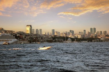 Gökdelenli İstanbul Boğazı: İstanbul, Türkiye - 19 Ekim 2023.