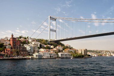 İstanbul 'daki Şehitler Köprüsü' nün arka planda güzel bir gökyüzü olan İstanbul Boğazı 'ndan görünüşü. : İstanbul, Türkiye - 23 Ekim 2023