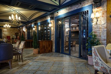 Rostov, Rusya 'daki Old Town butik otelinde lüks bir restoranın güzel bir iç mekanı. 3 Ağustos 2022.