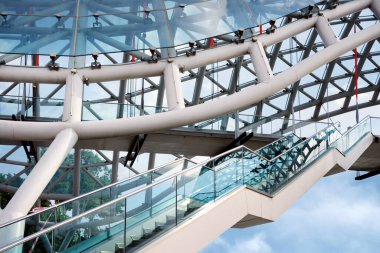 Nehrin karşısındaki güzel bir yaya köprüsünün parçası. Gökyüzünün arka planında bulutlarla.