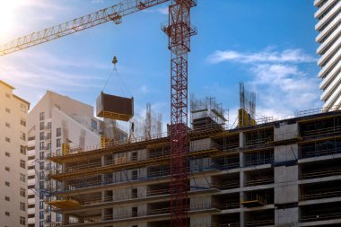 İşçiler beton dökmek için demirden bir kemer yapıyorlar. Şehirde yeni bir konut inşaatı.