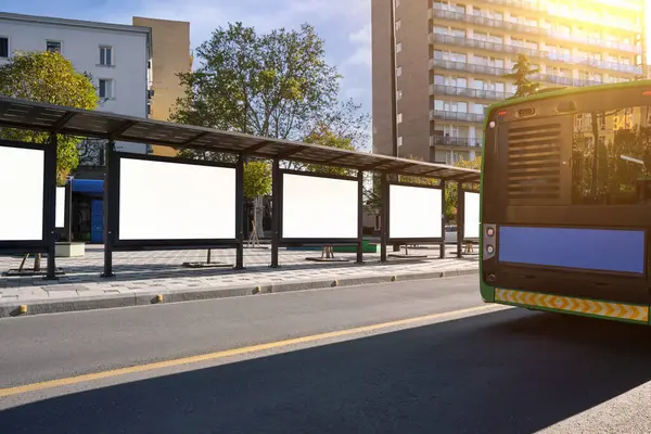 Большая Автобусная Остановка Современном Городе Пустыми Рекламными Баннерами Внутри Шаблон — стоковое фото