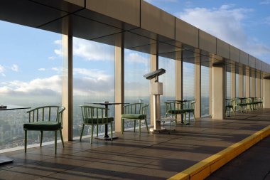 Şehrin güzel manzaralı bir gökdelenin çatısında büyük bir gözlem güvertesi..