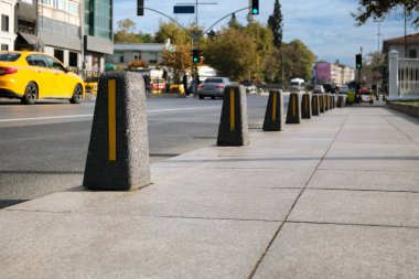 Şehirdeki yollarda bir sürü kısıtlayıcı kahverengi dekoratif kalınlığa yakın çekim. Güvenli araba trafiği kavramı.