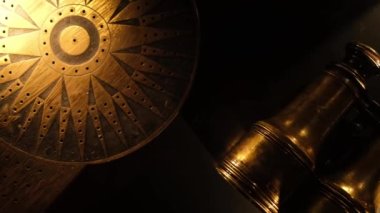 Karanlık bir arka planda çapraz tahta günlüğü ve deniz dürbünü. 16. yüzyılda Kuzey Avrupa 'da bir geminin hareketlerini kaydetmek için basit çapraz geçiş kartları kullanıldı..