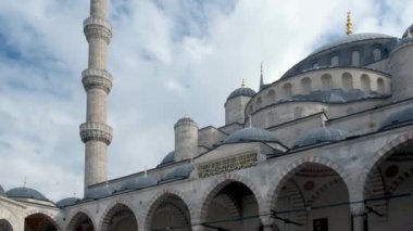 İstanbul 'daki Mavi Cami' nin güzel avlusu. Günbatımı gökyüzünün arka planına karşı minareler.