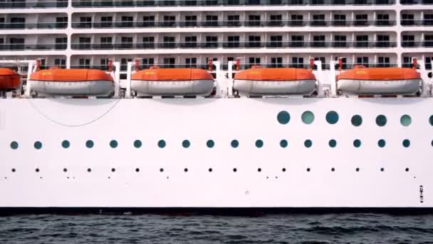 Muchos Botes Salvavidas Cerrados Bordo Crucero Movimiento Panorámico — Vídeo de stock