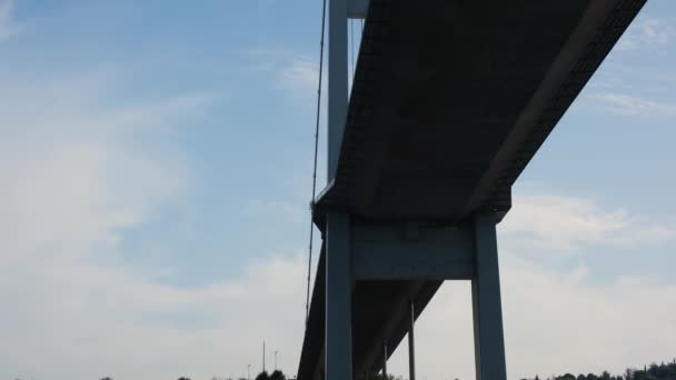 Alsó Nézet Felfüggesztés Híd Szoroson Keresztül Szállít Sok Autó Busz — Stock videók