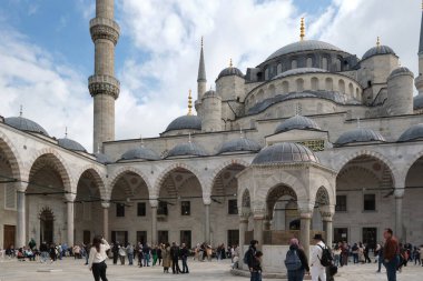 İstanbul 'daki Mavi Cami' nin iç avlusunda. Ziyaretçiler, turistler ve inananlar: İstanbul, Türkiye - 19 Ekim 2023
