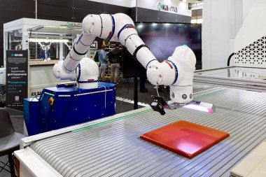 WoodTech 2023 Woodworking Machinery Expo: İstanbul, Türkiye - 20 Ekim 2023 Sergisi 'nde 3D manipülatör kullanılarak otomatikleştirilmiş bir resim kalite kontrol sisteminin bir tanıtımını kapatın.