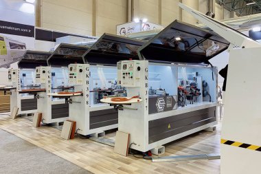 Mobilya üretimi için endüstriyel ekipman. WoodTech 2023 Woodworking Machinery Expo: İstanbul, Türkiye - 20 Ekim 2023.